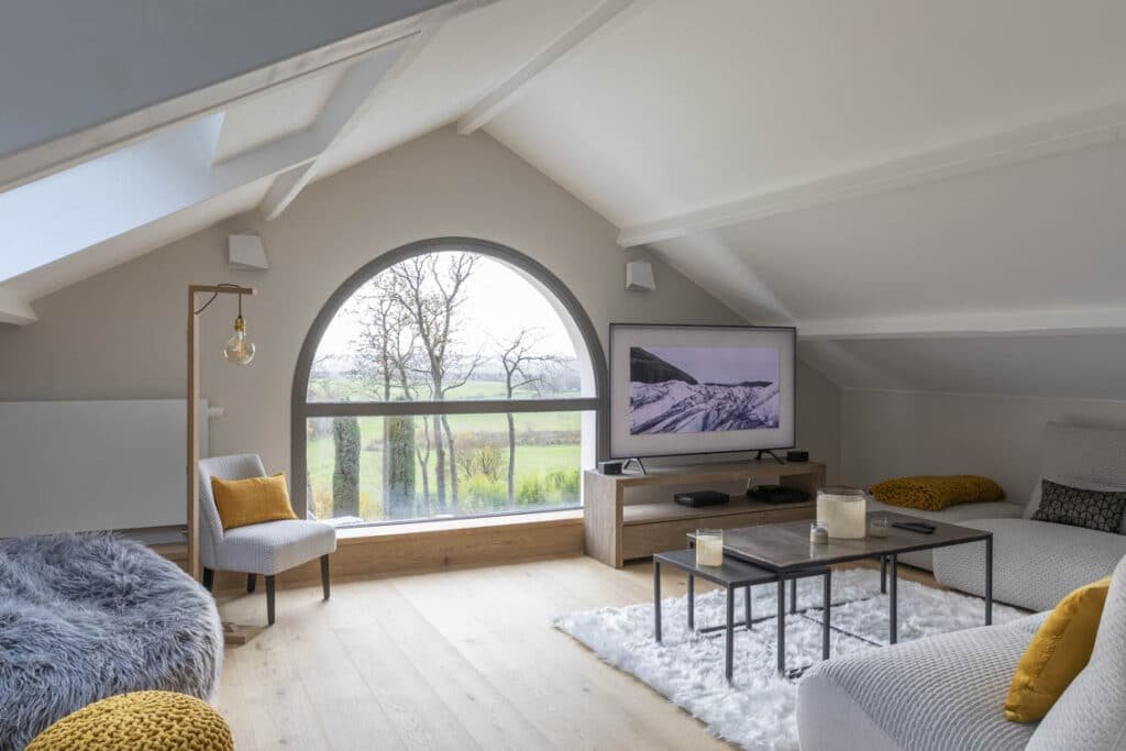 Aménagement de combles - un pignon ouvert en anse de panier pour une entrée de lumière naturelle, by Christiansen Design, Architecte d'intérieur et Décorateur à Paris, Yvelines, Hauts de Seine, Provence