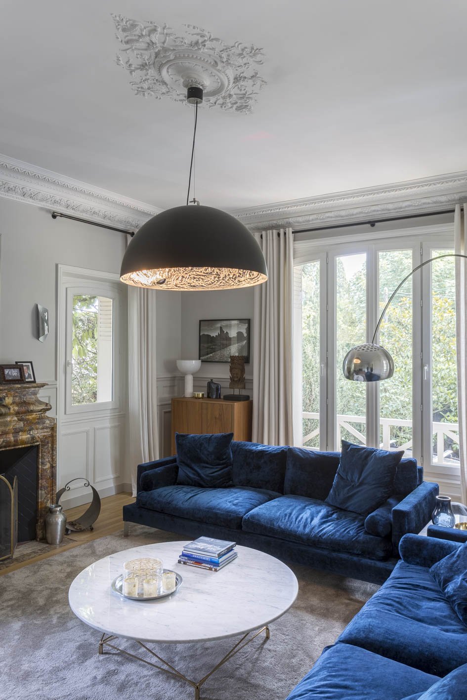 The living room with blue velvet sofas, by Christiansen Design, Interior designer in Yvelines and Decorator in Paris, Hauts de Seine, Provence