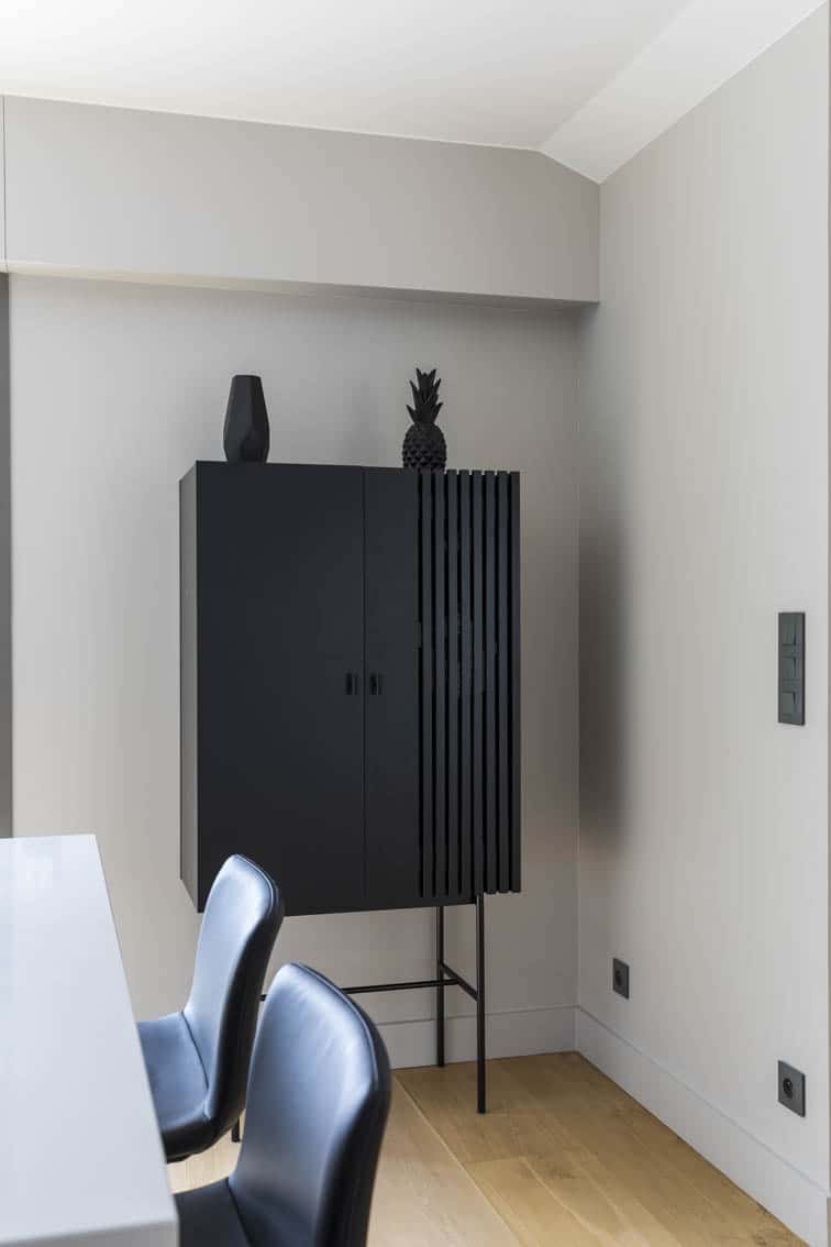 Détail d'un vaisselier noir mat, by Christiansen Design, Architecte d'intérieur et Décorateur à Paris, Yvelines, Hauts de Seine, Provence