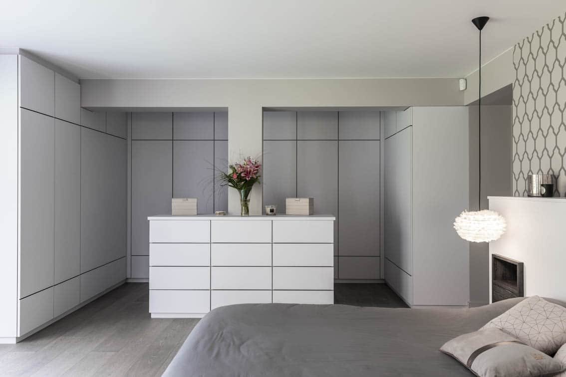 The big dressing room in the grey room, by Christiansen Design, Interior designer in Yvelines and Decorator in Paris, Hauts de Seine, Provence