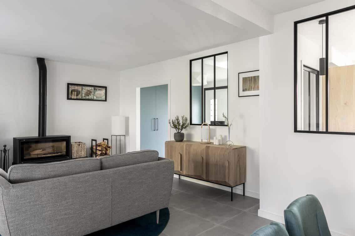 Graphic simplicity of the living room and opening of the windows for visual communication between the rooms, by Christiansen Design, Interior designer in Yvelines and Decorator in Paris, Hauts de Seine, Provence
