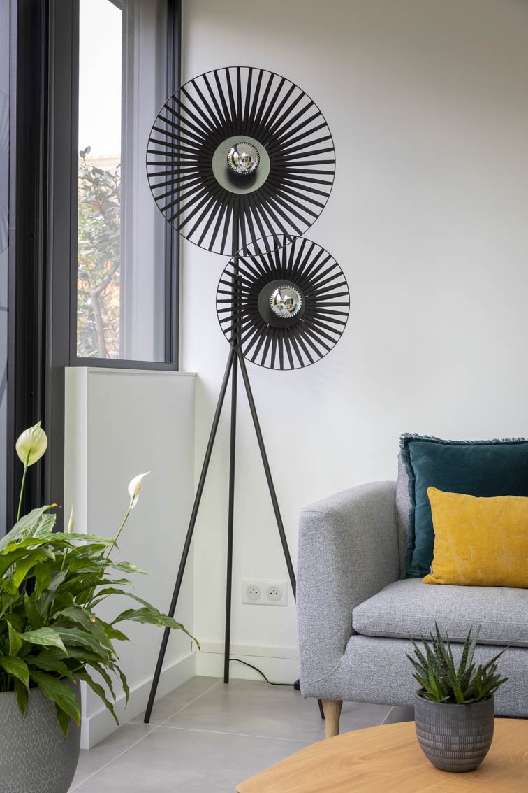 Vue du luminaire lampadaire effet rayons noirs et du canapé gris aux coussins vert et jaune, by Christiansen Design, Architecte d'intérieur Yvelines et Décorateur à Paris, Hauts de Seine, Provence