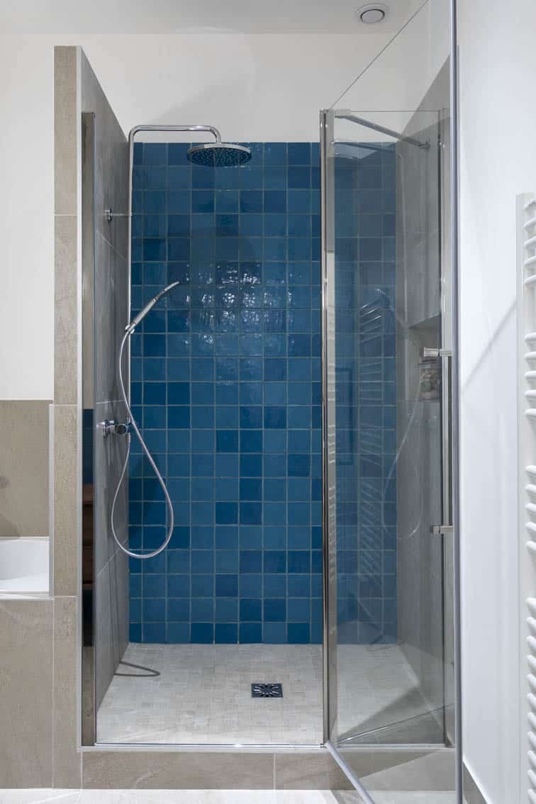 The shower and its turquoise blue zelliges, by Christiansen Design, Interior designer Yvelines and Decorator in Paris, Hauts de Seine, Provence