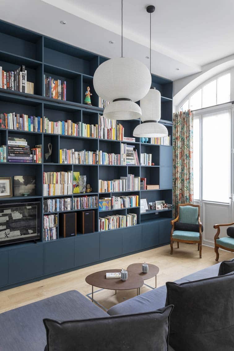 Détail du canapé et de la bibliothèque du salon, by Christiansen Design, Architecte d'intérieur Yvelines et Décorateur à Paris, Hauts de Seine, Provence