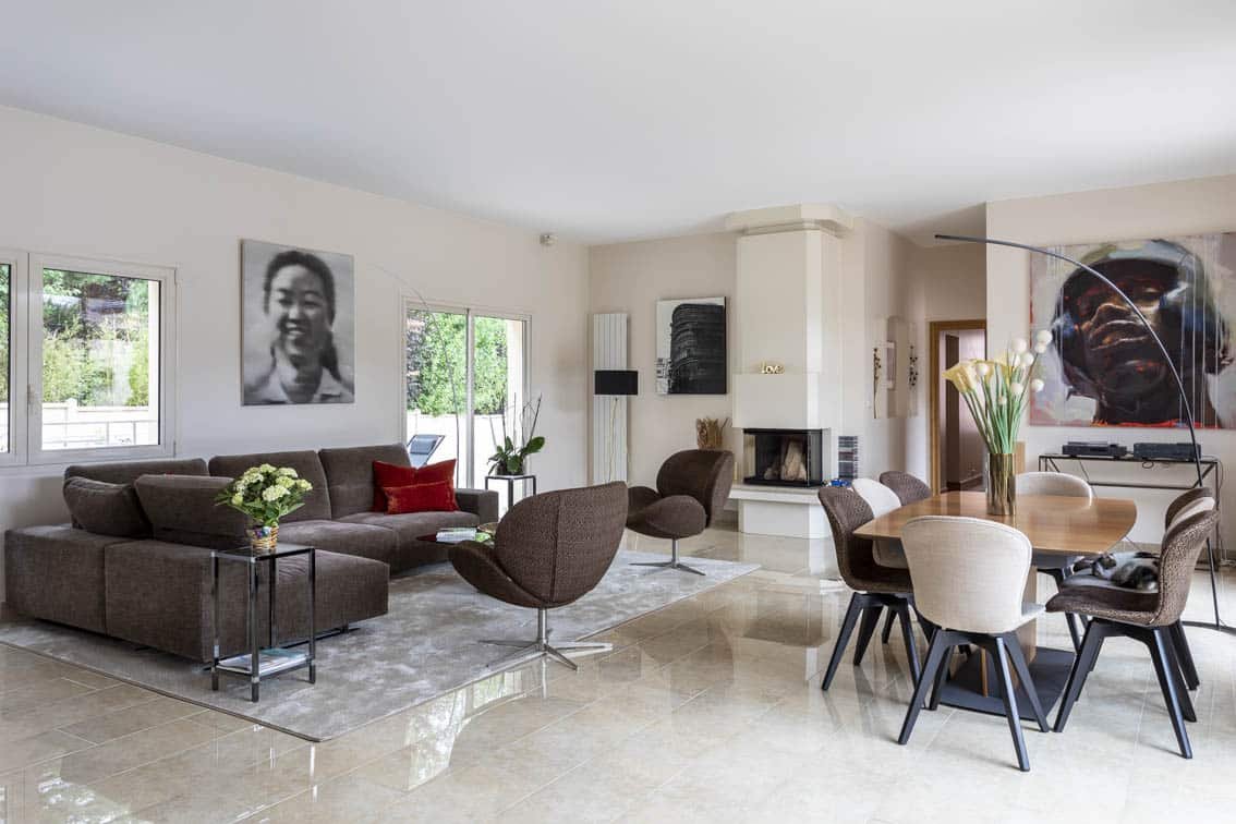 Travel inspiration for this living room with light walls and warm red furniture, by Christiansen Design, Interior designer in Yvelines and Decorator in Paris, Hauts de Seine, Provence