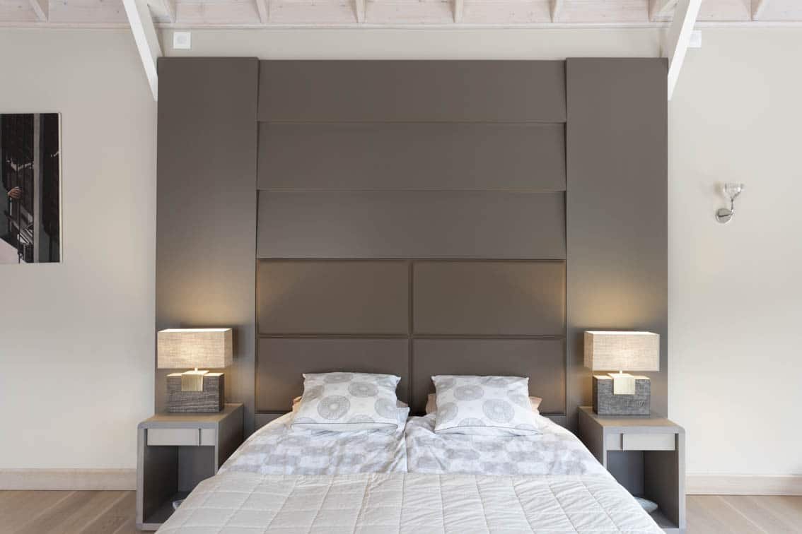 Une tête de lit XXL dans cette chambre aux plafonds hauts, by Christiansen Design, Architecte d'intérieur Yvelines et Décorateur à Paris, Hauts de Seine, Provence