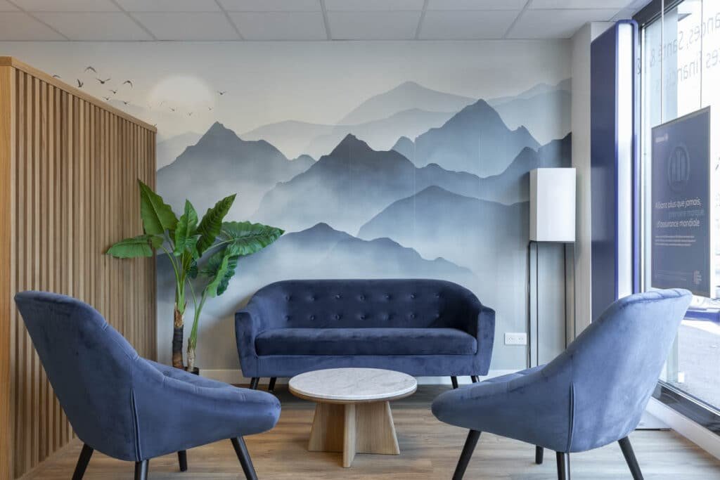 Le salon d'accueil aux fauteuils de velours bleu et panoramique montagne, by Christiansen Design, Architecte d'intérieur Yvelines et Décorateur à Paris, Hauts de Seine, Provence