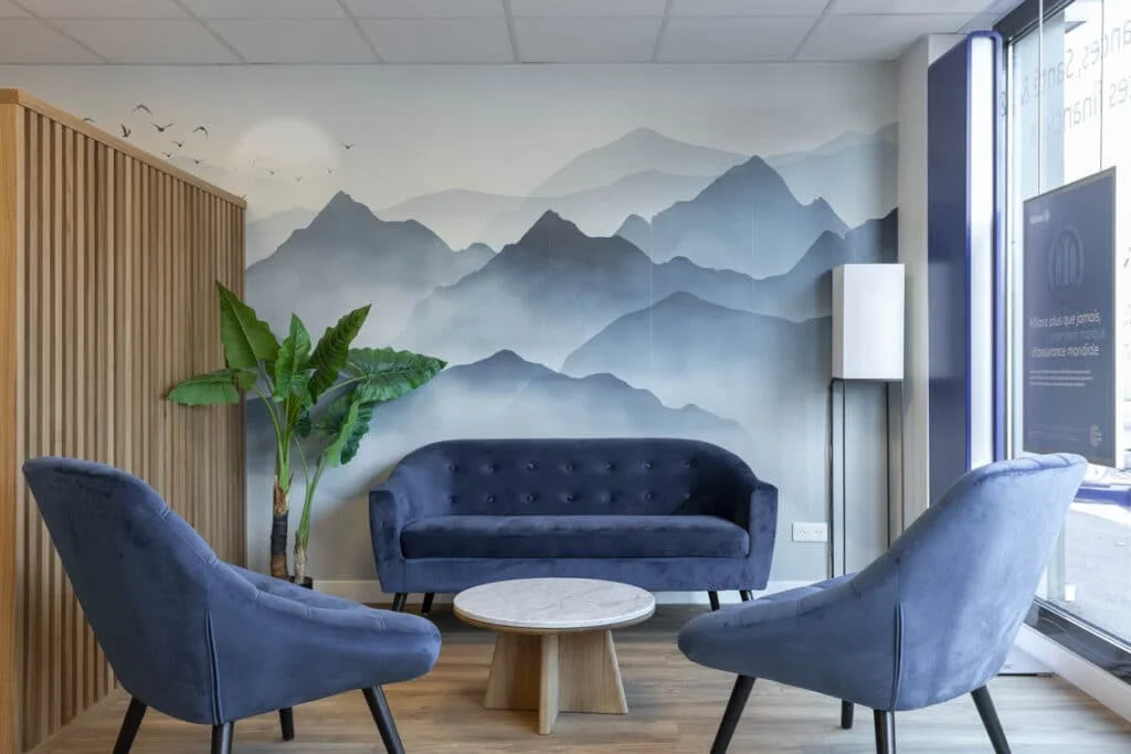 Le salon d'accueil aux fauteuils de velours bleu et panoramique montagne, by Christiansen Design, Architecte d'intérieur Yvelines et Décorateur à Paris, Hauts de Seine, Provence