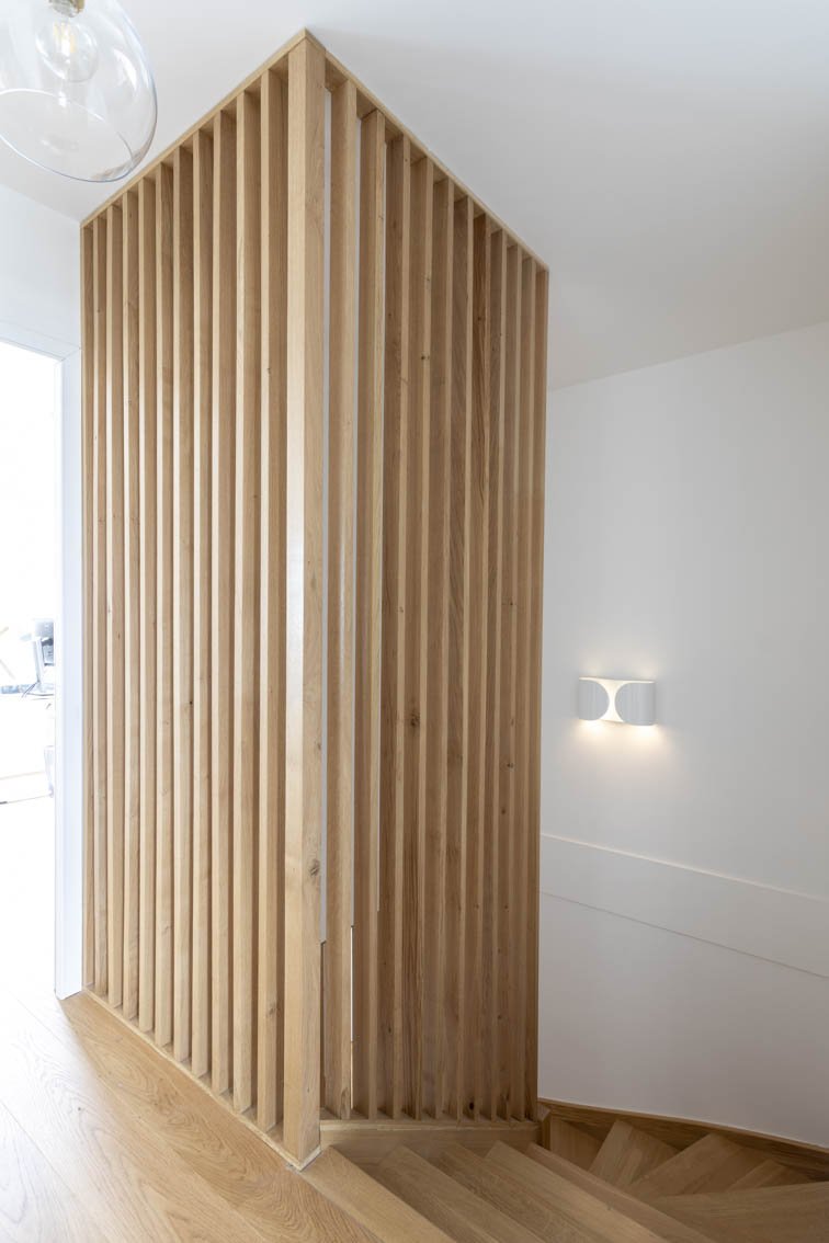 Claustra rambarde en bois dans l'escalierby Christiansen Design, Architecte d'intérieur Yvelines et Décorateur à Paris, Hauts de Seine, Provence