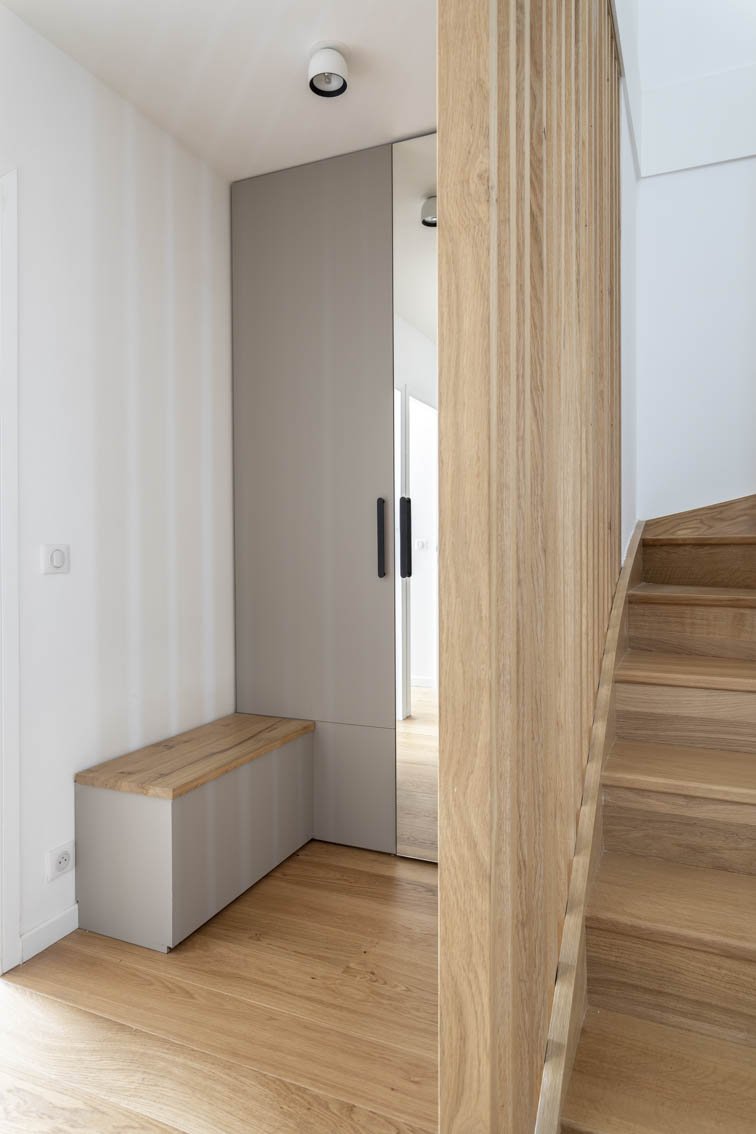 Entrance custom made with wood claddingby Christiansen Design, Interior designer in Yvelines and Decorator in Paris, Hauts de Seine, Provence