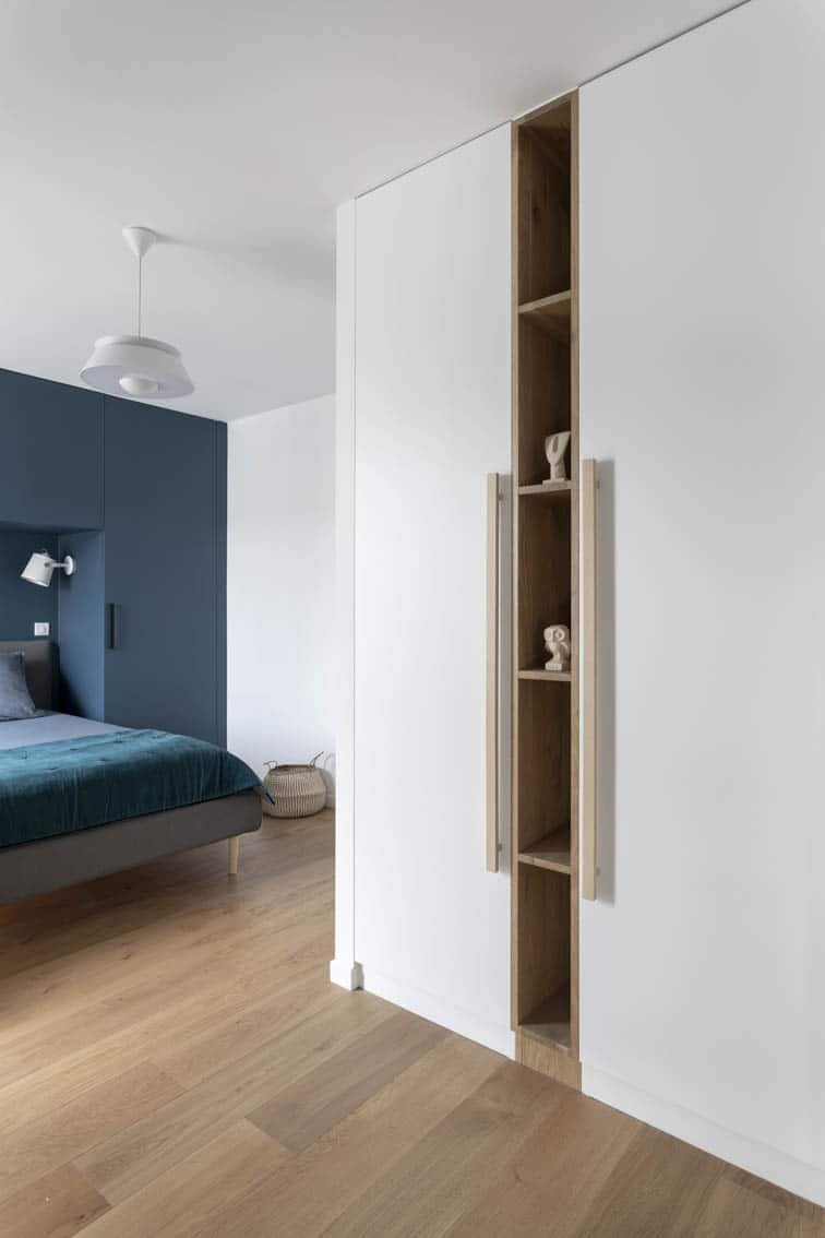 Bedroom with white and wood custom closetby Christiansen Design, Interior designer Yvelines and Decorator in Paris, Hauts de Seine, Provence