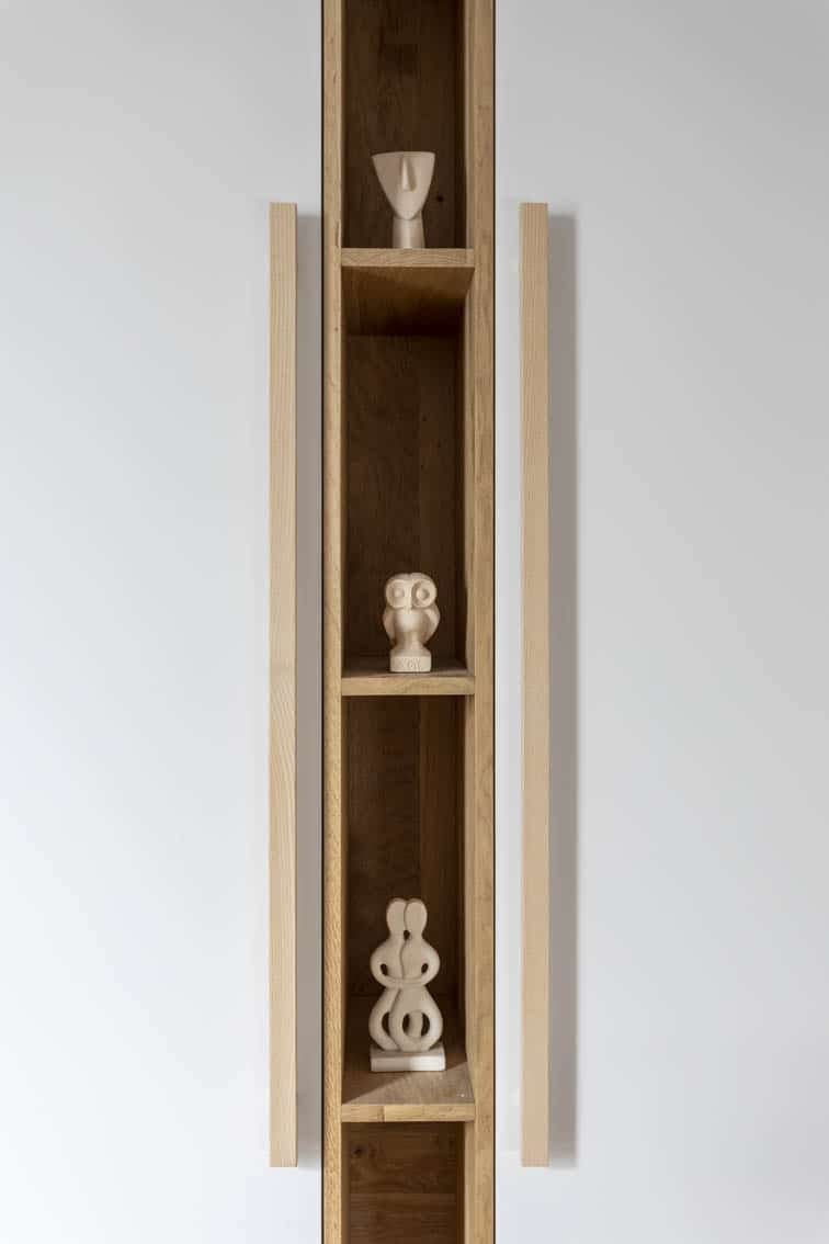 Detail of white and light wood cabinetry in the bedroom by Christiansen Design, Interior designer in Yvelines and Decorator in Paris, Hauts de Seine, Provence